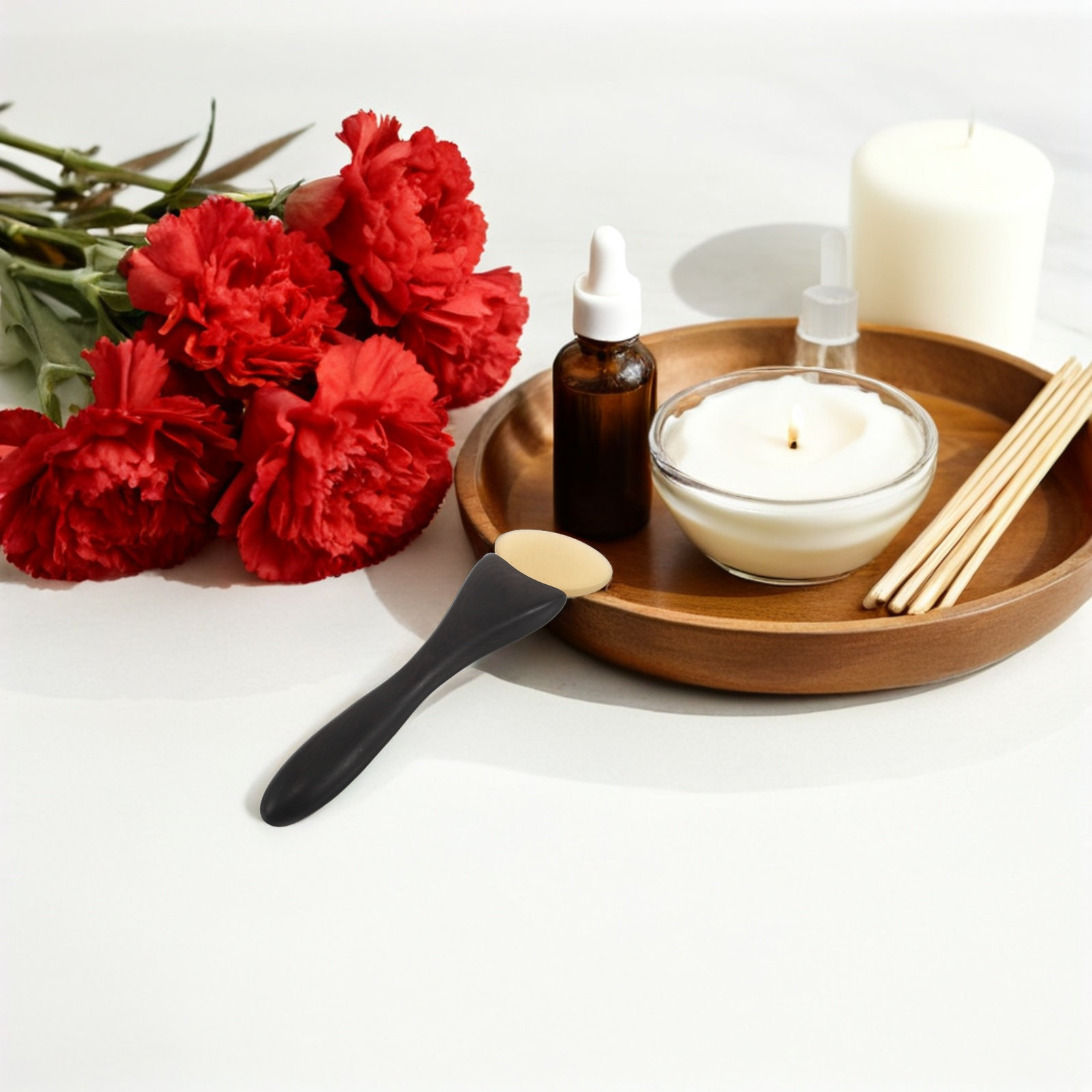 Skincare Natur E - مدلك وجه من خشب الصندل، أداة